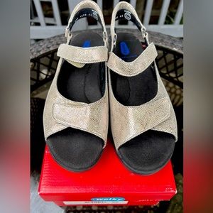 Wolky Pichu Adjustable Comfort Sandals Beige Caviar Leather Metallic Sz.42 US9.5